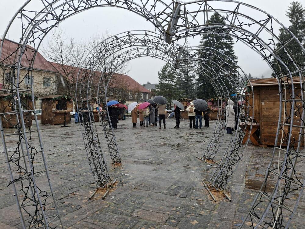 <p>Bazar se, kao i ranije, održava na Trgu boraca, a ove godine izlagači su zakupili 11 drvenih kućica</p>