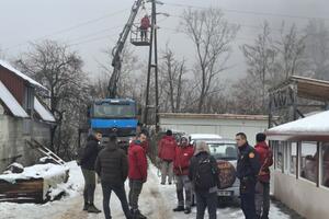 Ekipe CEDIS-a rade na zamjeni stuba dalekovoda u Mušovića Rijeci,...