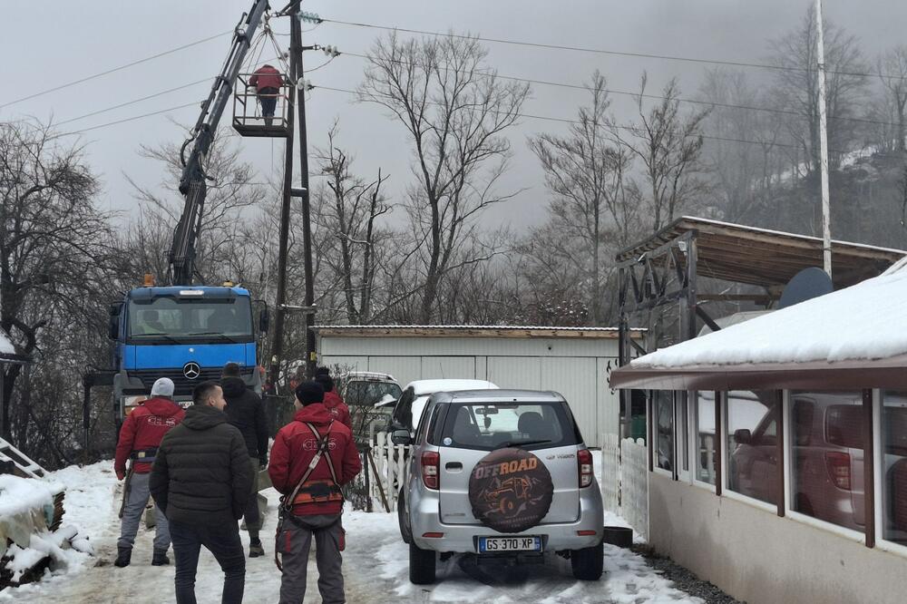 Ekipa CEDIS-a radi na saniranju kvarova, Foto: Dragana Šćepanović