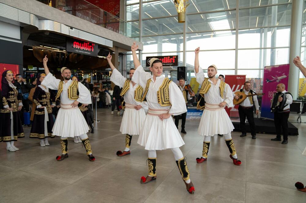 <p>Međunarodni aerodrom u Tirani (TIA) 9.decembra je premašio brojku od 10 miliona putnika prije kraja 2024. godine, postavljajući još jedan istorijski rekord. Aerodrom u Tirani je najbrže rastući aerodrom u Evropi od pandemije, sa porastom od 225% u odnosu na 2019. godinu.</p>