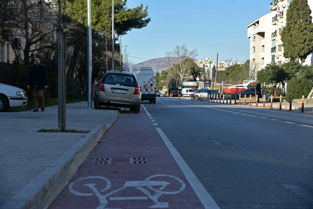 I za bicikliste i za pješake problem su prepreke: Parkirani automobili, lokve, rupe..., Foto: BORIS PEJOVIC