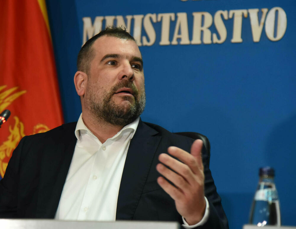 Da li je ministar za ili protiv obaveznog služenja vojske: Krapović