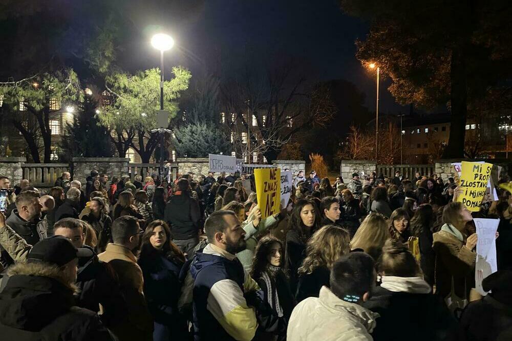 Sa sinoćnjeg protesta ispred podgoričke Gimnazije, Foto: Marija Pešić