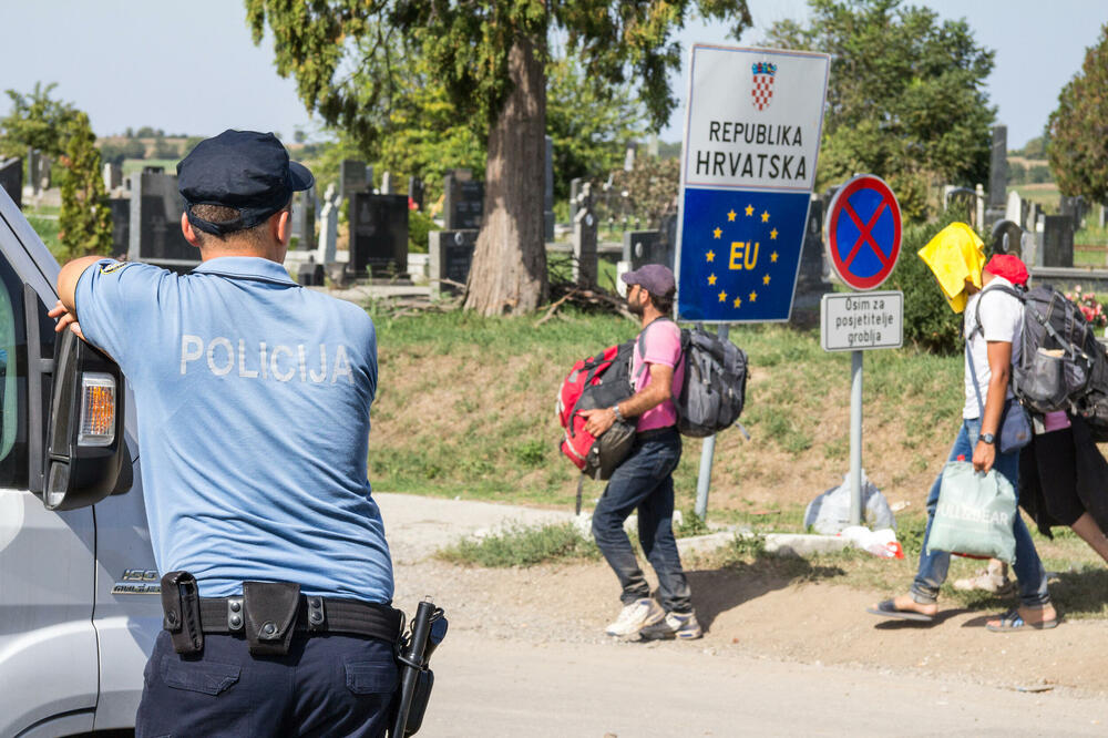 Migranti na graničnom prelazu između Srbije i Hrvatske, Foto: Shutterstock