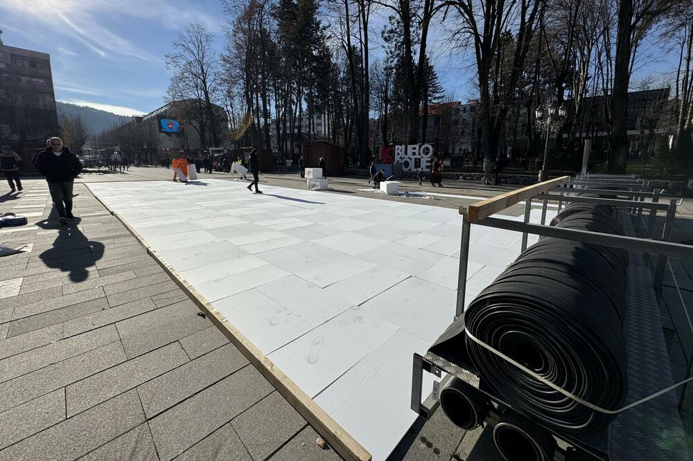 Montiranje klizališta u Bijelom Polju, Foto: Jadranka Ćetković