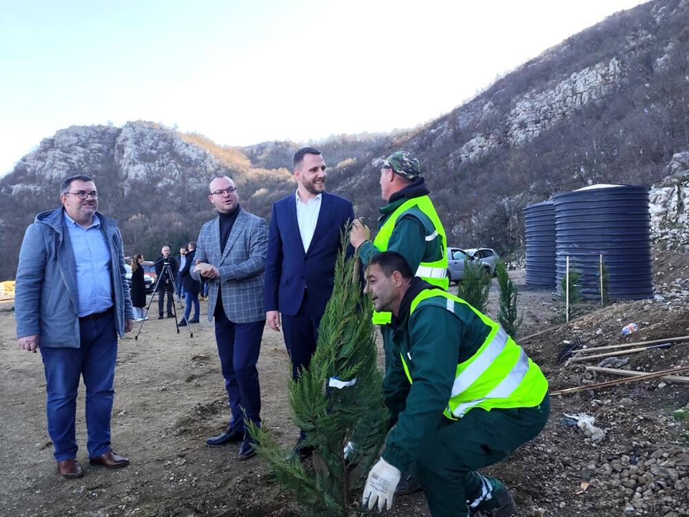 <p>Odlaganje gradskog otpada na deponiji Mislov do, na površini od oko dva hektara, počelo je 2003. godine. Tada je rečeno da će deponija biti privremenog karaktera i zatvorena nakon pet godina. Mještani su više puta organizovali proteste, a požari i dim koji je znao i da sedmicama prekrije grad, nijesu rijetka pojava</p>