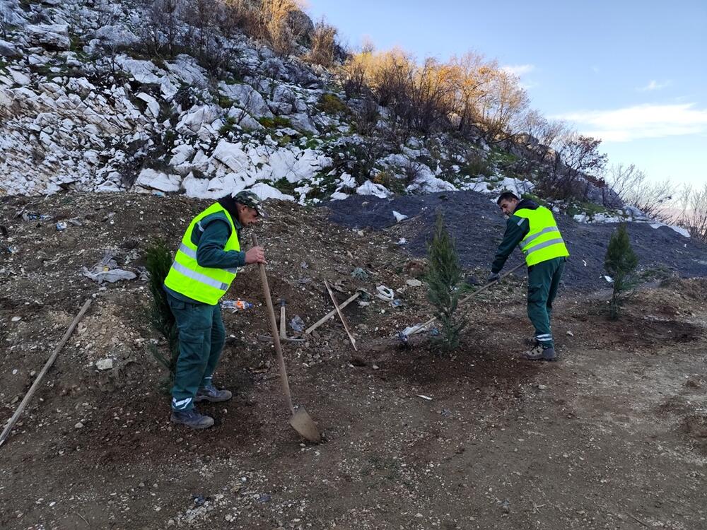 <p>Odlaganje gradskog otpada na deponiji Mislov do, na površini od oko dva hektara, počelo je 2003. godine. Tada je rečeno da će deponija biti privremenog karaktera i zatvorena nakon pet godina. Mještani su više puta organizovali proteste, a požari i dim koji je znao i da sedmicama prekrije grad, nijesu rijetka pojava</p>