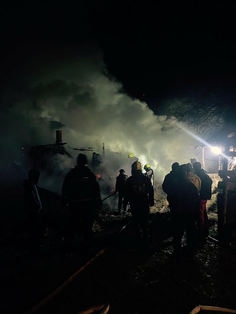 Pripadnici Službe zaštite gase požar