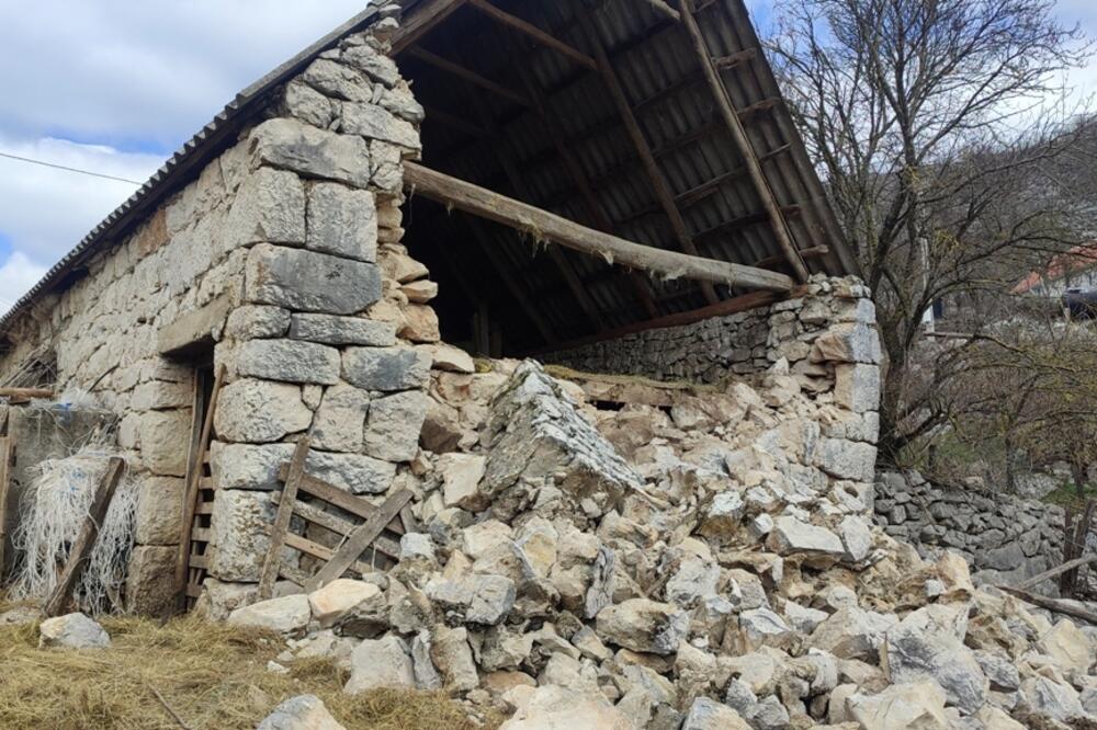 Srušena štala u selu Čarađe, Foto: Svetlana Mandić