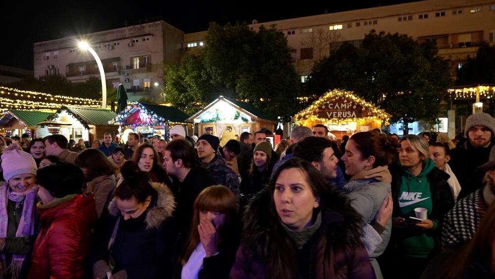 <p>Oduševljenje muzičkim programom, ali i ovogodišnjim izdanjem Novogodišnjeg pazara podijelili su i neki od posjetilaca, ali i zakupaca prazničnih kućica</p>