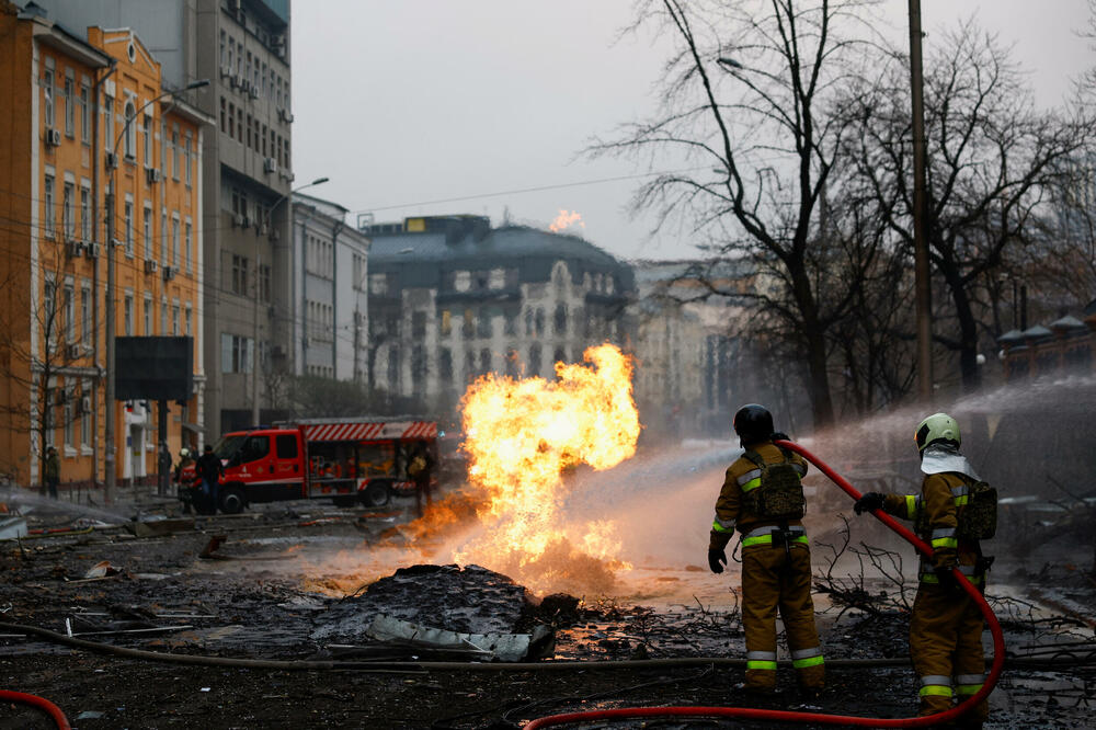 Vatrogasci na terenu u Kijevu: Posljedice ruskog raketnog napada, Foto: Reuters