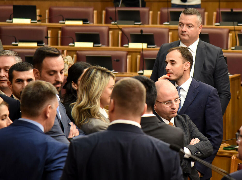 <p>Predsjednik i poslanik Demokratske partije socijalista (DPS) Danijel Živković je prije prekida sjednice kazao da je premijer Milojko Spajić bio odsutan nekoliko dana, te je njihova obaveza da ga upoznaju sa onim što se dešavalo u Skupštini</p>