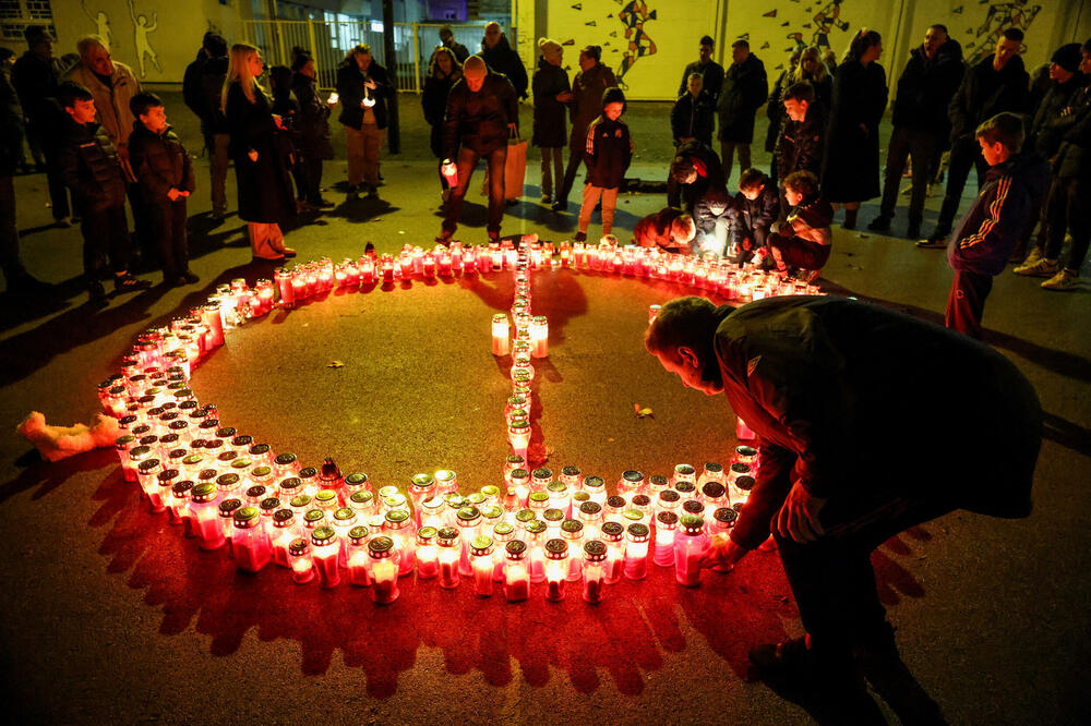 Građani u Zahgrebu juče su palili svijeće nakon tragedije u školi, Foto: Reuters