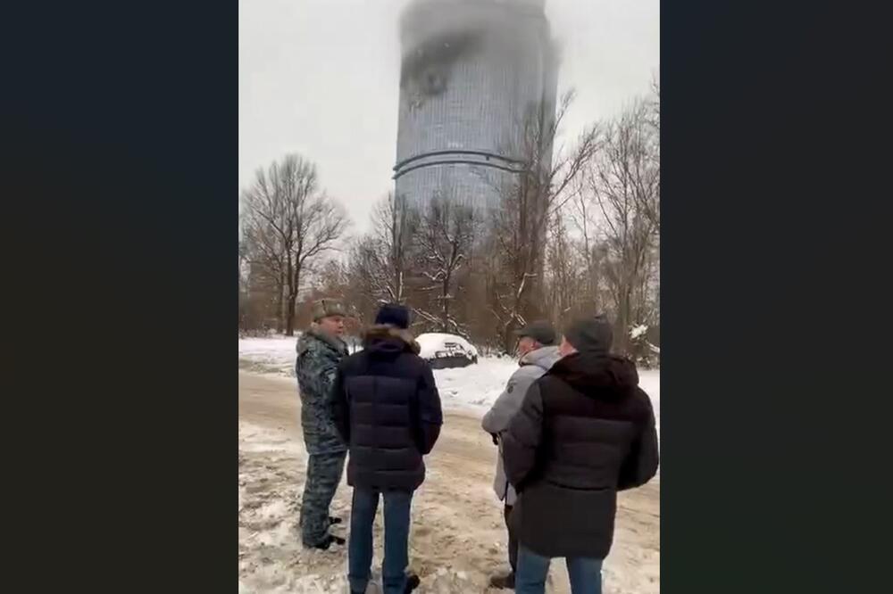 Fotografija objavljena na zvaničnom Telegram kanalu Gradske kuće u Kazanju: Lokalni zvaničnici posmatraju oštećeno mjesto u stambenom kompleksu "Azurno nebo", Foto: Beta/AP