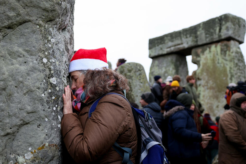 <p>Okupljeni, među kojima je bilo i druida, turista i pagana, ushićeno su uz povike i zvuke bubnjeva dočekali da svane novi dan u 08.09 po lokalnom vremenu</p>