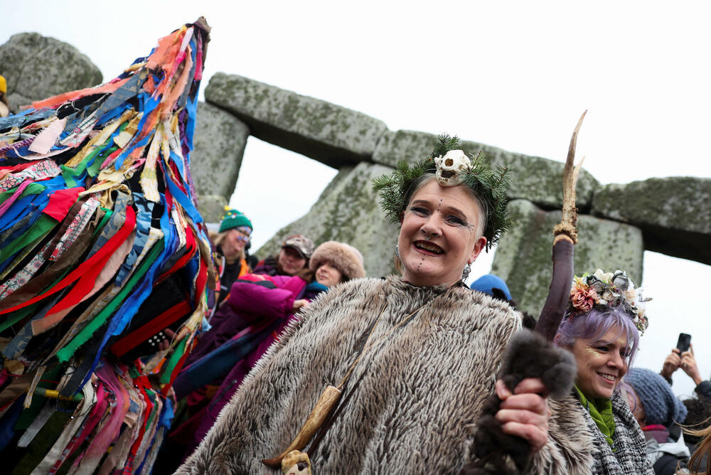 <p>Okupljeni, među kojima je bilo i druida, turista i pagana, ushićeno su uz povike i zvuke bubnjeva dočekali da svane novi dan u 08.09 po lokalnom vremenu</p>