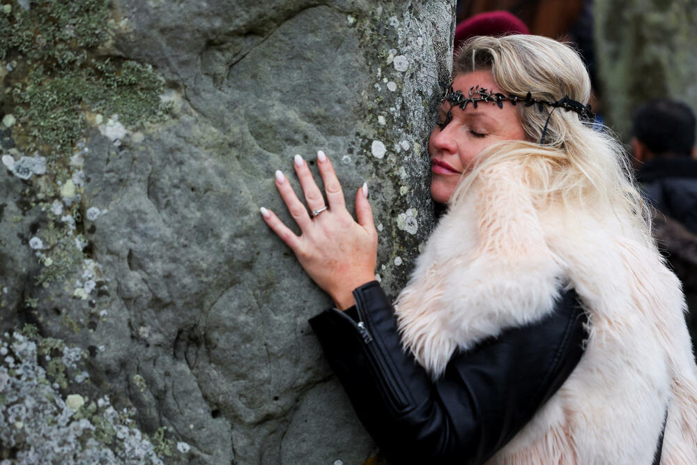 <p>Okupljeni, među kojima je bilo i druida, turista i pagana, ushićeno su uz povike i zvuke bubnjeva dočekali da svane novi dan u 08.09 po lokalnom vremenu</p>