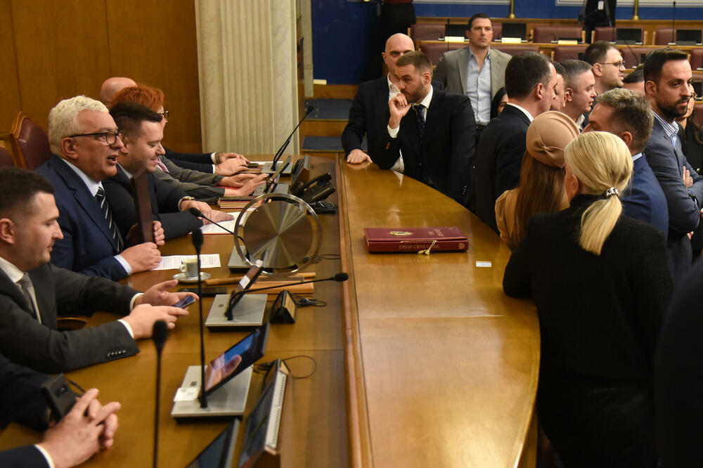 Opozicija traži da se poništi zaključak Ustavnog odbora: Sa premijerskog sata čije su održavanje blokirali opozicioni poslanici, Foto: Luka Zekovic