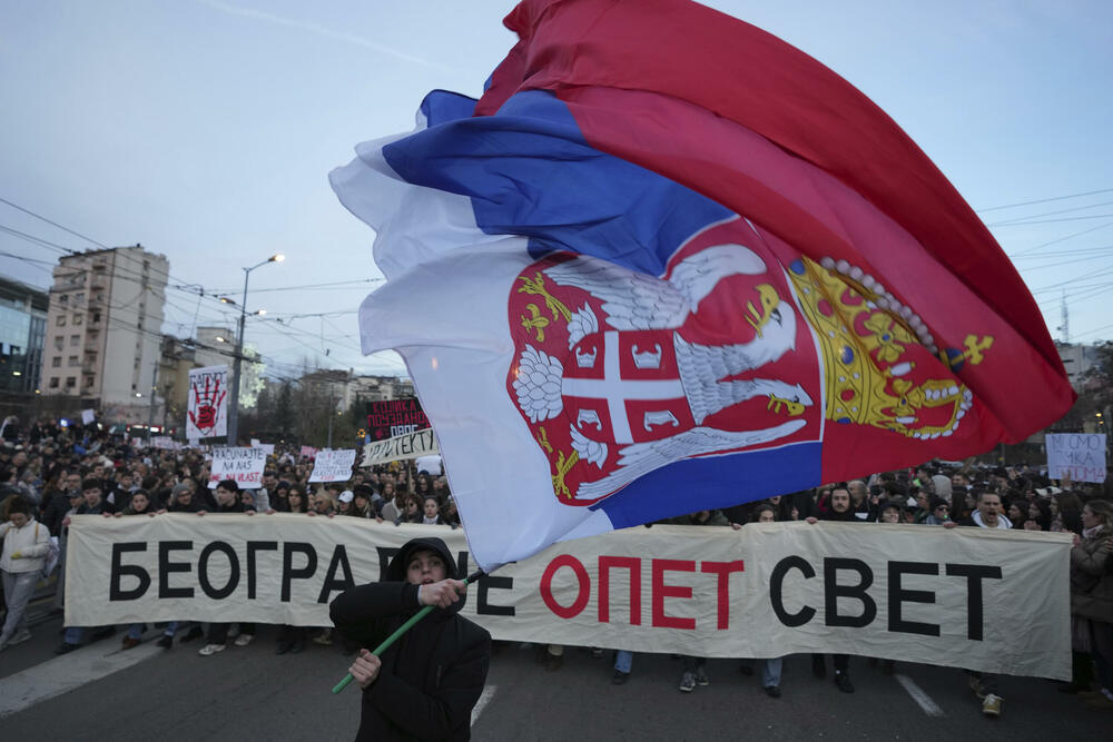 <p>Okupljeni na Trgu Slavija i susjednim ulicama u Beogradu odali poštu stradalima na Željezničkoj stanici u Novom Sadu</p>