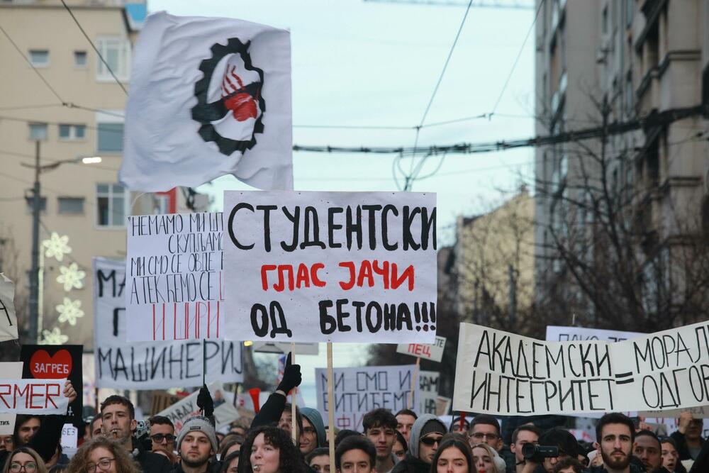 <p>Okupljeni na Trgu Slavija i susjednim ulicama u Beogradu odali poštu stradalima na Željezničkoj stanici u Novom Sadu</p>