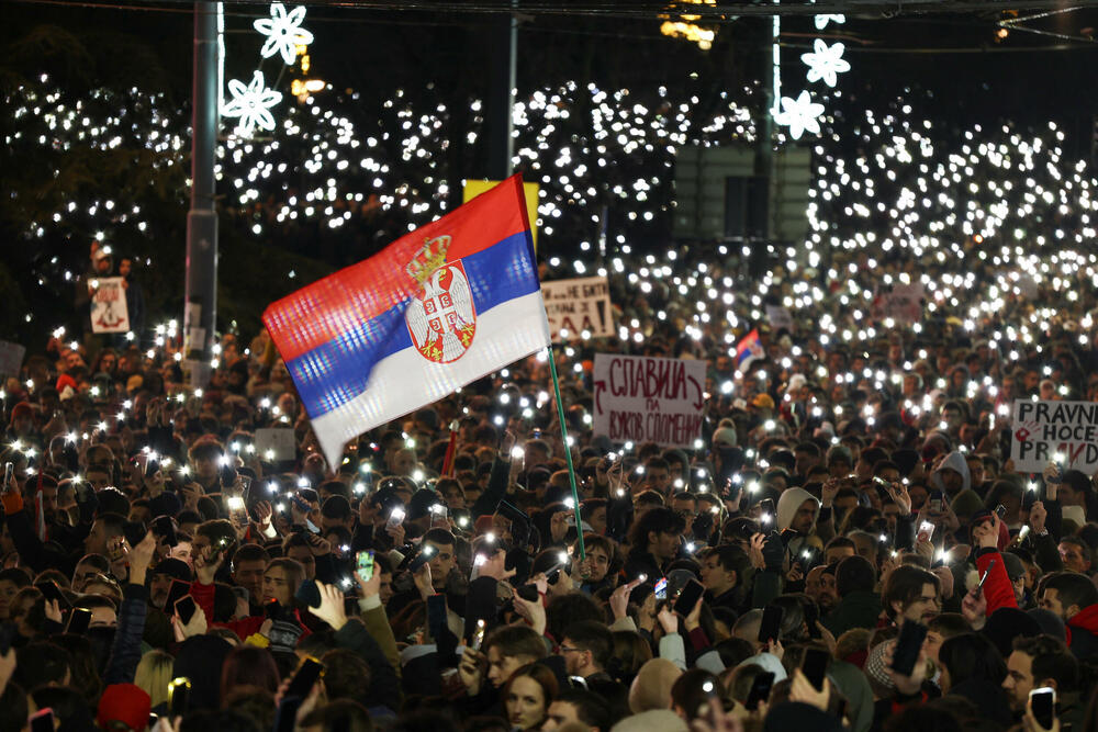 <p>Okupljeni na Trgu Slavija i susjednim ulicama u Beogradu odali poštu stradalima na Željezničkoj stanici u Novom Sadu</p>