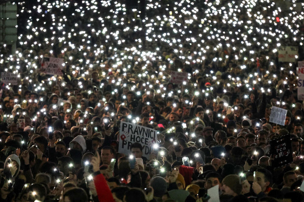 <p>Okupljeni na Trgu Slavija i susjednim ulicama u Beogradu odali poštu stradalima na Željezničkoj stanici u Novom Sadu</p>