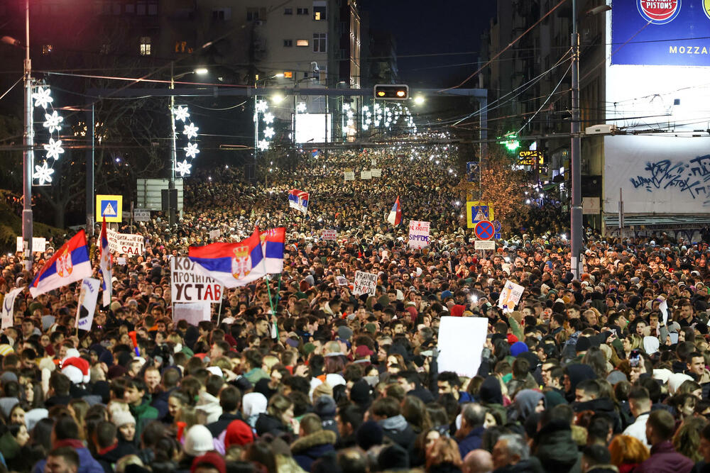 <p>Okupljeni na Trgu Slavija i susjednim ulicama u Beogradu odali poštu stradalima na Željezničkoj stanici u Novom Sadu</p>