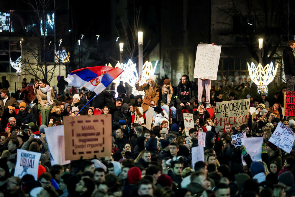 <p>Okupljeni na Trgu Slavija i susjednim ulicama u Beogradu odali poštu stradalima na Željezničkoj stanici u Novom Sadu</p>