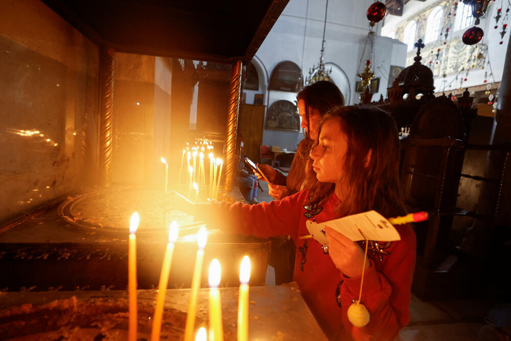 <p>Latinski patrijarh Pjerbatista Picabala, najviši rimokatolički sveštenik u Svetoj zemlji, primijetio je zatvorene prodavnice i prazne ulice i izrazio nadu da će sljedeće godine biti bolje</p>