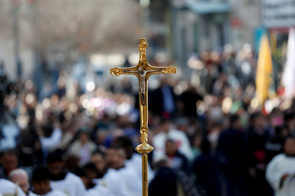 <p>Latinski patrijarh Pjerbatista Picabala, najviši rimokatolički sveštenik u Svetoj zemlji, primijetio je zatvorene prodavnice i prazne ulice i izrazio nadu da će sljedeće godine biti bolje</p>