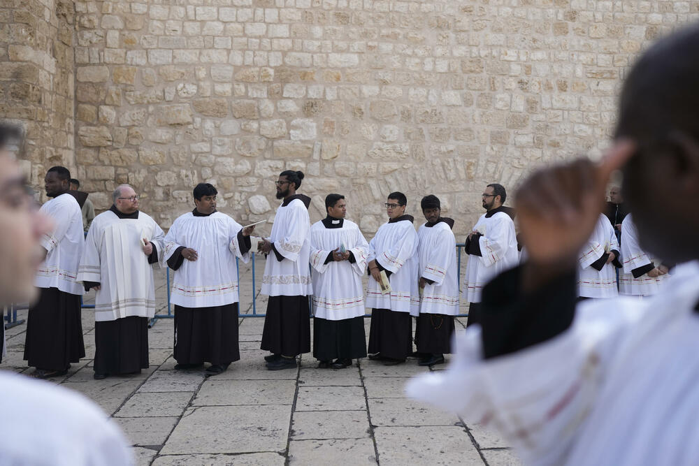 <p>Latinski patrijarh Pjerbatista Picabala, najviši rimokatolički sveštenik u Svetoj zemlji, primijetio je zatvorene prodavnice i prazne ulice i izrazio nadu da će sljedeće godine biti bolje</p>