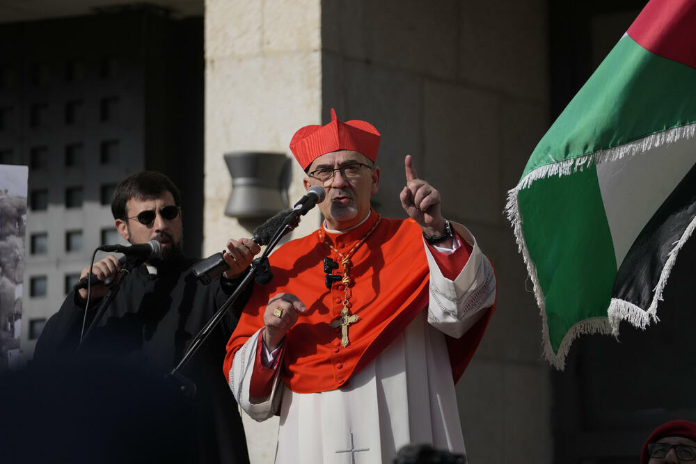 <p>Latinski patrijarh Pjerbatista Picabala, najviši rimokatolički sveštenik u Svetoj zemlji, primijetio je zatvorene prodavnice i prazne ulice i izrazio nadu da će sljedeće godine biti bolje</p>