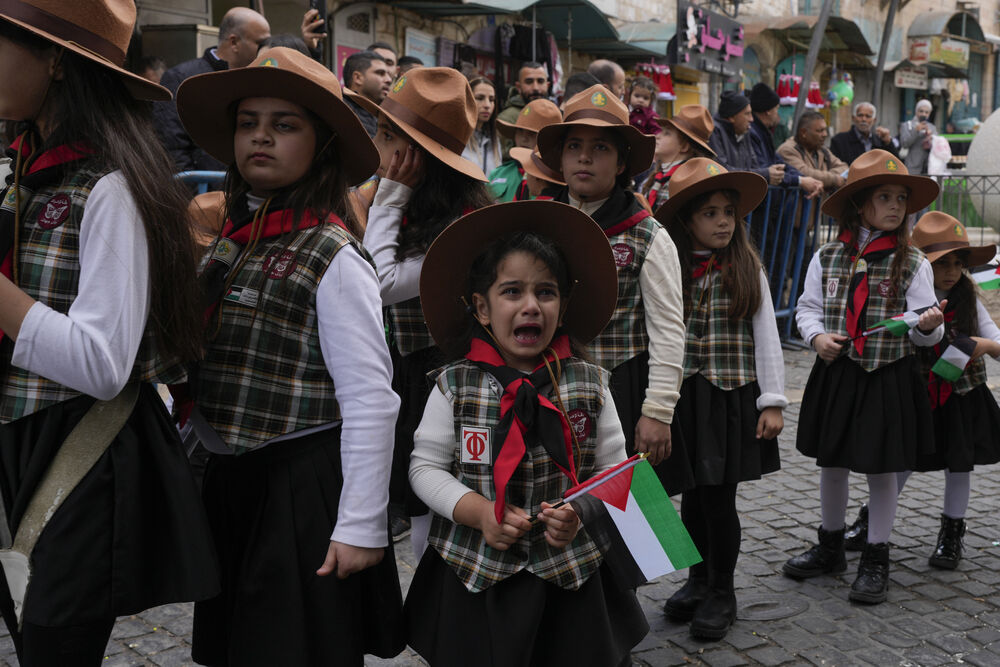 <p>Latinski patrijarh Pjerbatista Picabala, najviši rimokatolički sveštenik u Svetoj zemlji, primijetio je zatvorene prodavnice i prazne ulice i izrazio nadu da će sljedeće godine biti bolje</p>