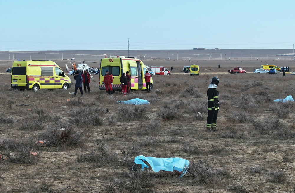 <p>Azerbejdžan erlajns saopštio je da je avion Embraer, letio iz Bakua za Grozni, glavni grad ruske republike Čečenije, ali je bio prinuđen da sleti otprilike tri kilometra od kazahstanskog grada Aktaua</p>