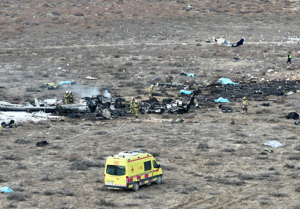 <p>Azerbejdžan erlajns saopštio je da je avion Embraer, letio iz Bakua za Grozni, glavni grad ruske republike Čečenije, ali je bio prinuđen da sleti otprilike tri kilometra od kazahstanskog grada Aktaua</p>