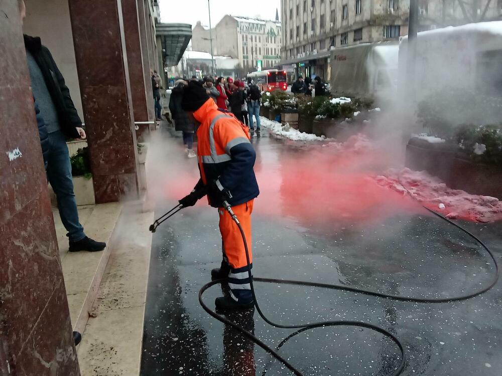 <p>U jednom trenutku došlo je do naguravanja između dijela okupljenih i skupštinskog obezbjeđenja. Dio aktivista uspio je da probije kordon obezbjeđenja i na kratko je ušao u gradski parlament. Ubrzo su na ulazu raspoređeni pripadnici policije i situacija se smirila</p>