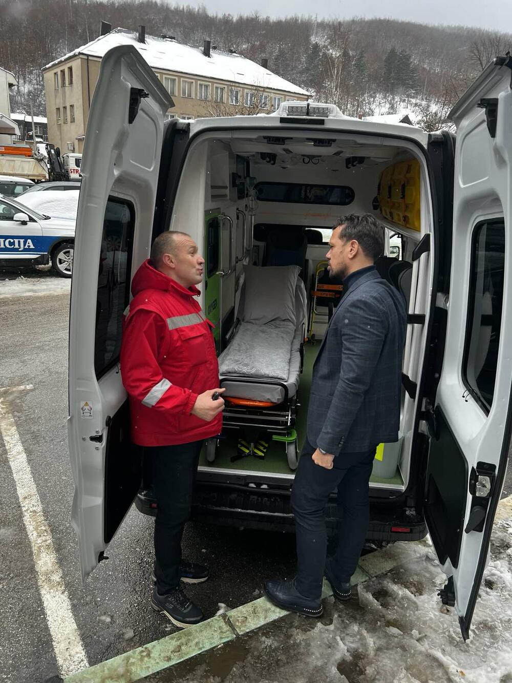 <p>Kadić je rekao da je Fond za zdravstveno osiguranje prepoznao potrebu Doma zdravlja Andrijevica za vozilom koje će omogućiti zdravstvenim radnicima da lakše stignu do pacijenata koji nisu u mogućnosti da dođu u Dom zdravlja i tako im pruže potrebnu zdravstvenu njegu</p>