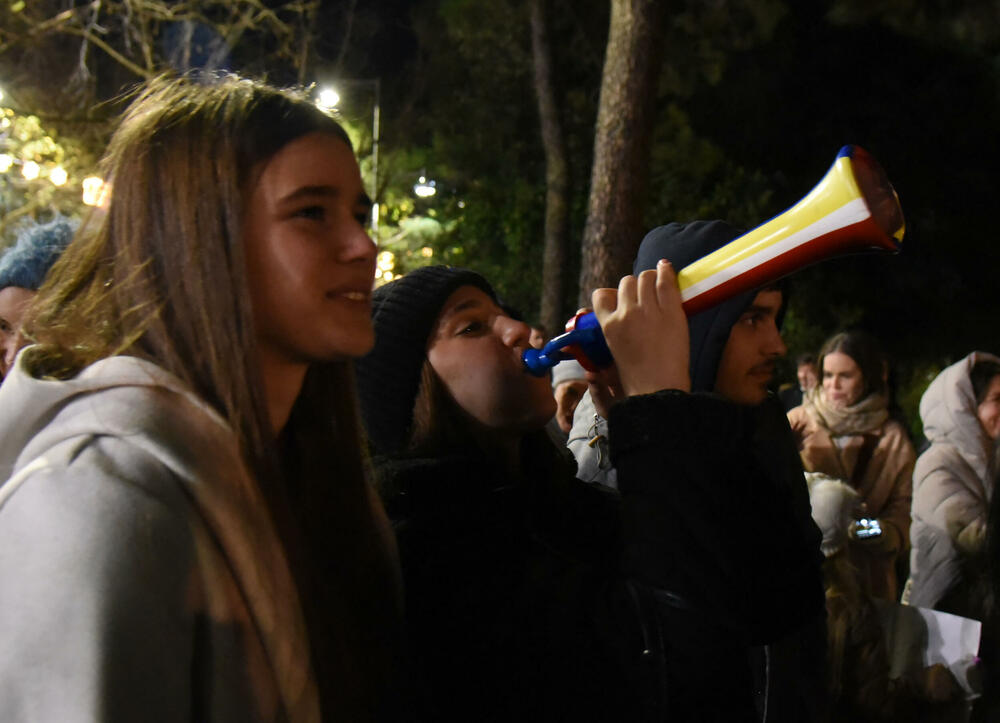 <p>Građan na protest došli sa transparentima na kojima je pisalo "Želja za foteljom kalja obraz često", "Studentkinje protiv nasilja", "Da djevojčice rastu bez straha", "Ne želim manijaka, želim OCA", "Za našu čukunčeljad", "N(ex)t YU studenti"...</p>