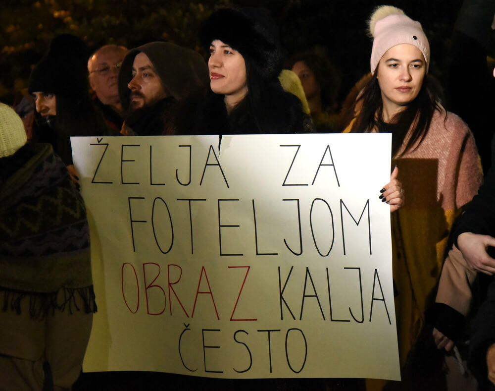 <p>Građan na protest došli sa transparentima na kojima je pisalo "Želja za foteljom kalja obraz često", "Studentkinje protiv nasilja", "Da djevojčice rastu bez straha", "Ne želim manijaka, želim OCA", "Za našu čukunčeljad", "N(ex)t YU studenti"...</p>