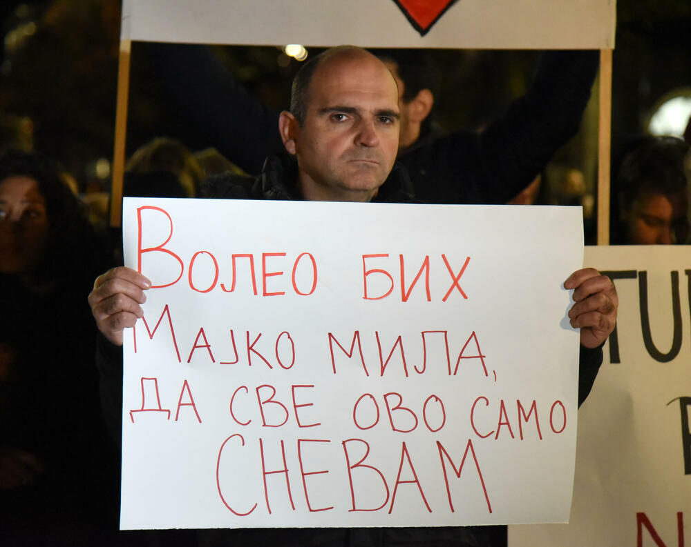 <p>Građan na protest došli sa transparentima na kojima je pisalo "Želja za foteljom kalja obraz često", "Studentkinje protiv nasilja", "Da djevojčice rastu bez straha", "Ne želim manijaka, želim OCA", "Za našu čukunčeljad", "N(ex)t YU studenti"...</p>