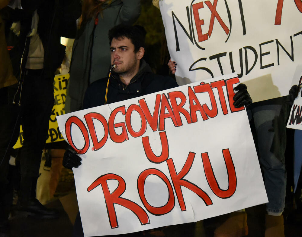 <p>Građan na protest došli sa transparentima na kojima je pisalo "Želja za foteljom kalja obraz često", "Studentkinje protiv nasilja", "Da djevojčice rastu bez straha", "Ne želim manijaka, želim OCA", "Za našu čukunčeljad", "N(ex)t YU studenti"...</p>