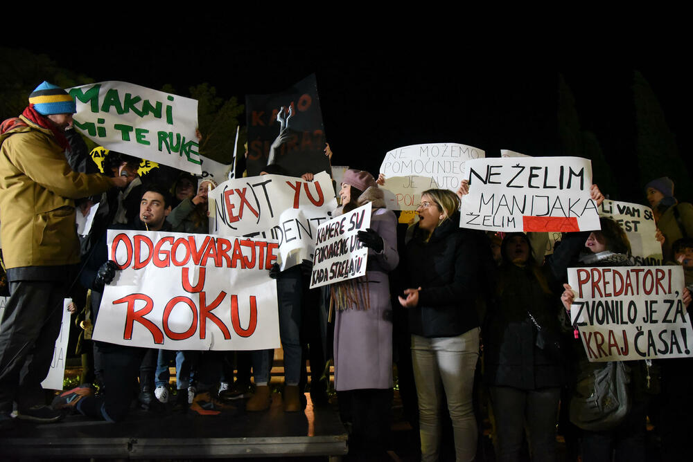 <p>Građan na protest došli sa transparentima na kojima je pisalo "Želja za foteljom kalja obraz često", "Studentkinje protiv nasilja", "Da djevojčice rastu bez straha", "Ne želim manijaka, želim OCA", "Za našu čukunčeljad", "N(ex)t YU studenti"...</p>