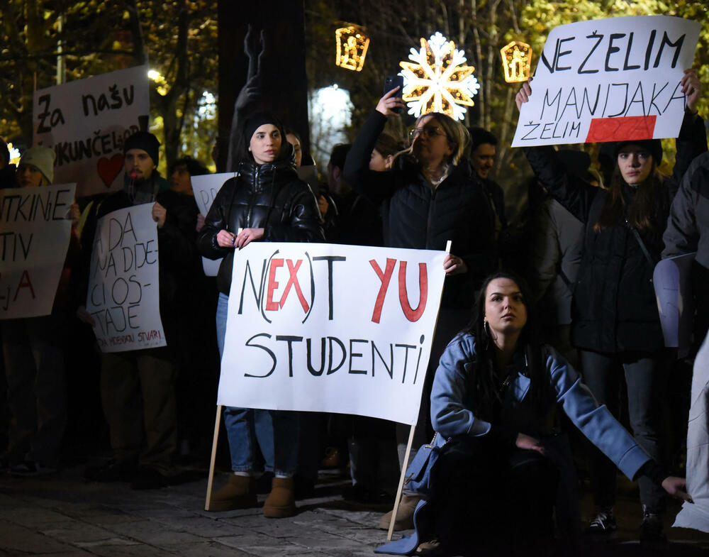 <p>Građan na protest došli sa transparentima na kojima je pisalo "Želja za foteljom kalja obraz često", "Studentkinje protiv nasilja", "Da djevojčice rastu bez straha", "Ne želim manijaka, želim OCA", "Za našu čukunčeljad", "N(ex)t YU studenti"...</p>