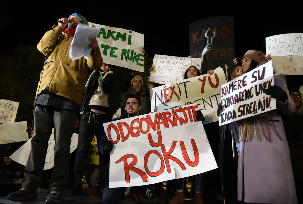 <p>Građan na protest došli sa transparentima na kojima je pisalo "Želja za foteljom kalja obraz često", "Studentkinje protiv nasilja", "Da djevojčice rastu bez straha", "Ne želim manijaka, želim OCA", "Za našu čukunčeljad", "N(ex)t YU studenti"...</p>