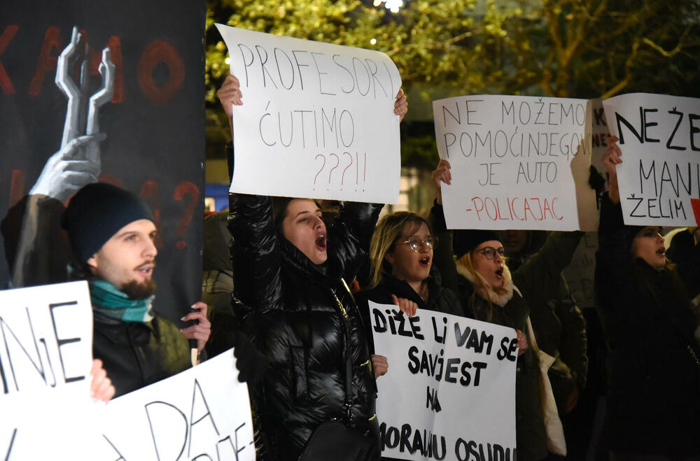 <p>Građan na protest došli sa transparentima na kojima je pisalo "Želja za foteljom kalja obraz često", "Studentkinje protiv nasilja", "Da djevojčice rastu bez straha", "Ne želim manijaka, želim OCA", "Za našu čukunčeljad", "N(ex)t YU studenti"...</p>