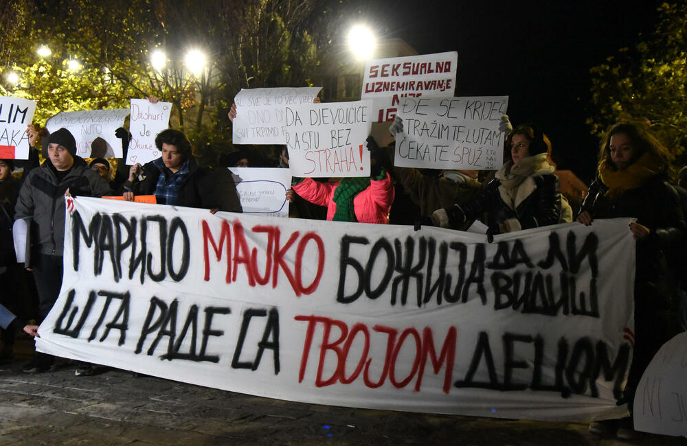 <p>Građan na protest došli sa transparentima na kojima je pisalo "Želja za foteljom kalja obraz često", "Studentkinje protiv nasilja", "Da djevojčice rastu bez straha", "Ne želim manijaka, želim OCA", "Za našu čukunčeljad", "N(ex)t YU studenti"...</p>