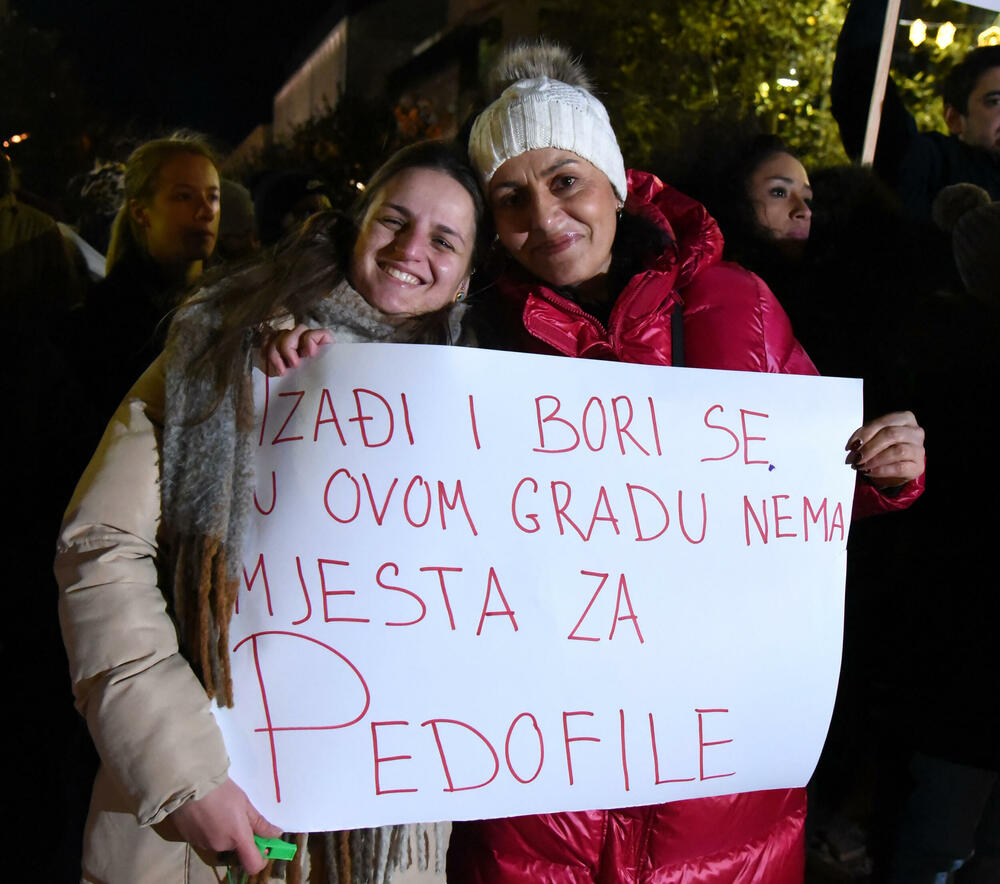 <p>Građan na protest došli sa transparentima na kojima je pisalo "Želja za foteljom kalja obraz često", "Studentkinje protiv nasilja", "Da djevojčice rastu bez straha", "Ne želim manijaka, želim OCA", "Za našu čukunčeljad", "N(ex)t YU studenti"...</p>