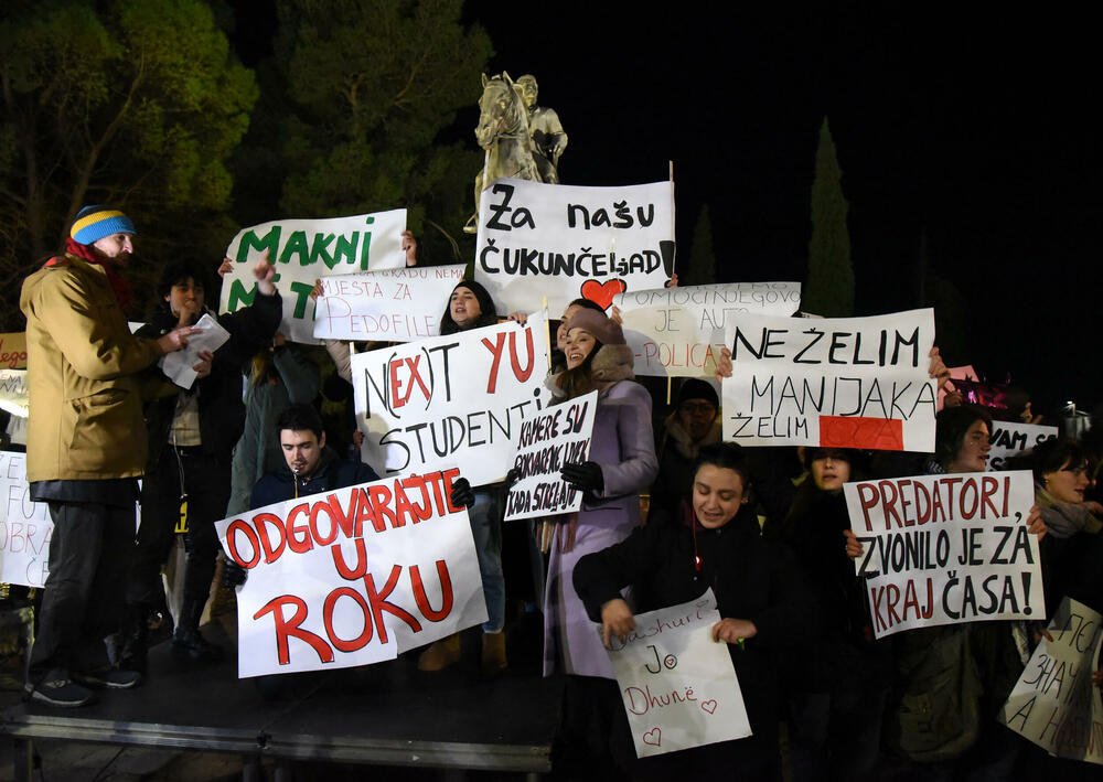 <p>Građan na protest došli sa transparentima na kojima je pisalo "Želja za foteljom kalja obraz često", "Studentkinje protiv nasilja", "Da djevojčice rastu bez straha", "Ne želim manijaka, želim OCA", "Za našu čukunčeljad", "N(ex)t YU studenti"...</p>