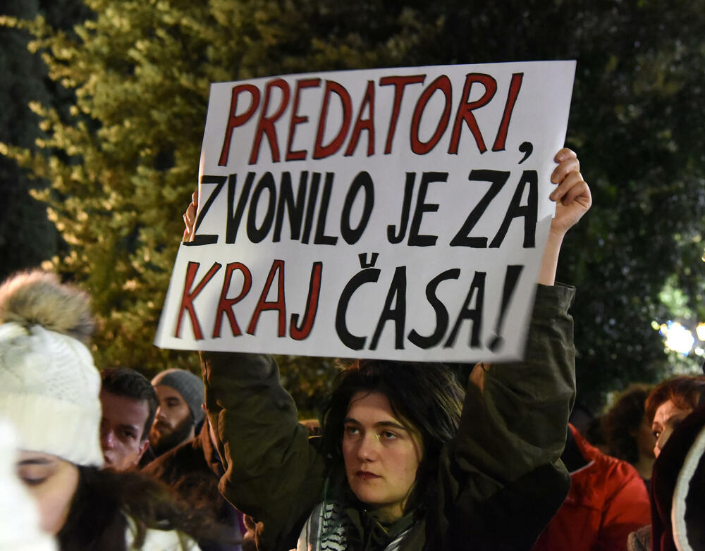 <p>Građan na protest došli sa transparentima na kojima je pisalo "Želja za foteljom kalja obraz često", "Studentkinje protiv nasilja", "Da djevojčice rastu bez straha", "Ne želim manijaka, želim OCA", "Za našu čukunčeljad", "N(ex)t YU studenti"...</p>