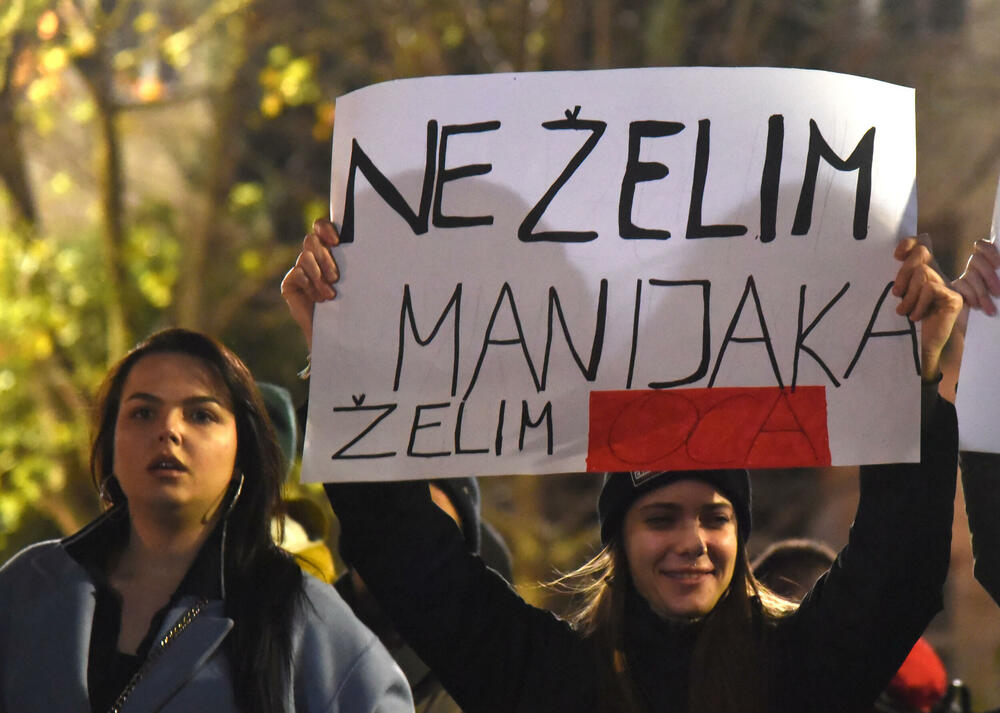 <p>Građan na protest došli sa transparentima na kojima je pisalo "Želja za foteljom kalja obraz često", "Studentkinje protiv nasilja", "Da djevojčice rastu bez straha", "Ne želim manijaka, želim OCA", "Za našu čukunčeljad", "N(ex)t YU studenti"...</p>